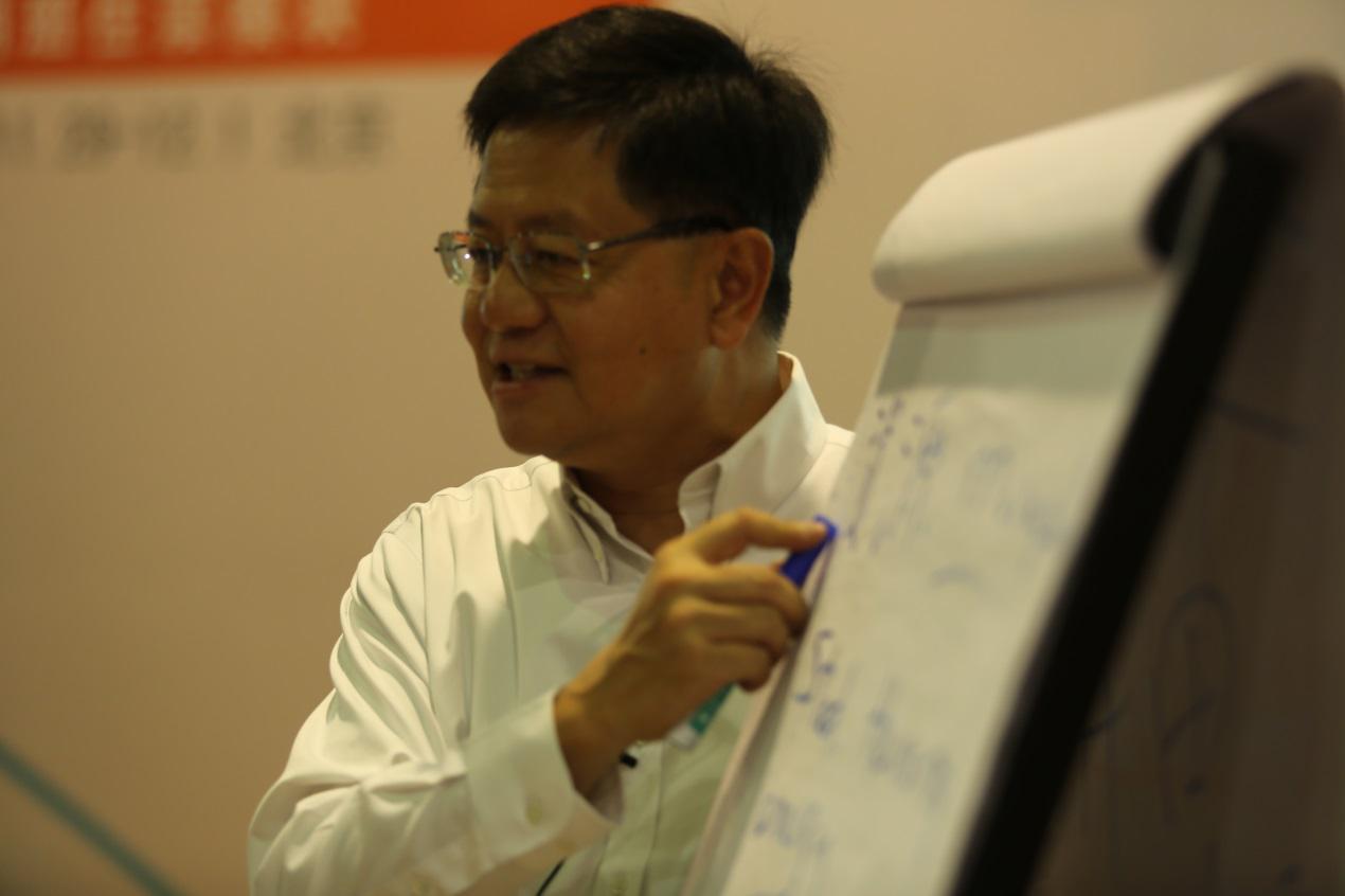 杨贤院长为同学们授课